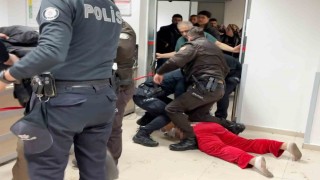 Oğul annesinin sevgilisini bıçakladı, anne ise polis memurunu tokatladı