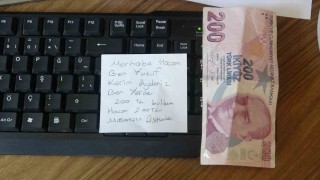 Okul koridorunda para buldu, aklına ilk gelen hadisle öğretmenler odasının yolunu tuttu