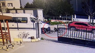 Okul servisine çarpmamak için motosikletten düşüp metrelerce savruldular: O anlar kamerada