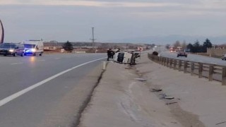 Orta refüje devrilen hafif ticari araçta 5 kişi yaralandı