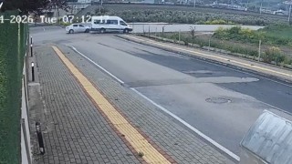 Osmaniyede alt geçitte kaza kamerada: Otomobil ile minibüs çarpıştı