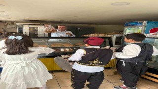 Osmaniyede öğrenciler maniler okudular, lokum dağıttı