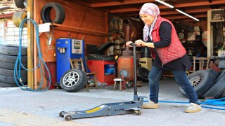 Oto lastik tamirine kadın eli değdi: Elinde krikoyu gören şoförler şaşırıyor