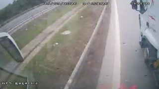 Otobüs şoförünün manevrası faciayı önledi: O anlar kamerada