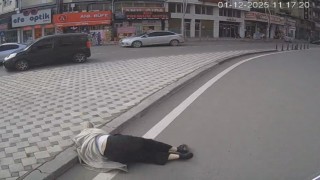 Otobüsün çarptığı genç kadının öldüğü kaza güvenlik kamerasında