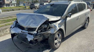 Otomobil hafif ticari araca çarptı: 4 yaralı