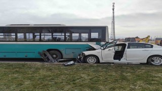 Otomobil halk otobüsüne çarptı, maddi hasar oluştu