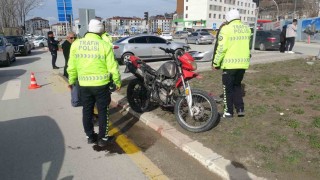 Otomobil ile çarpışan motosiklet sürücüsü kaçtı: 1 yaralı