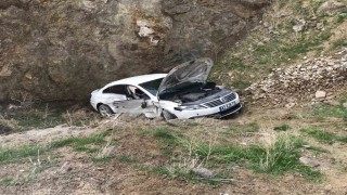 Otomobil park halindeki araca çarptıktan sonra şarampole uçtu: 2 yaralı