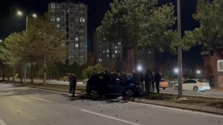 Otomobil refüjdeki ağaca çarptı: 1 yaralı
