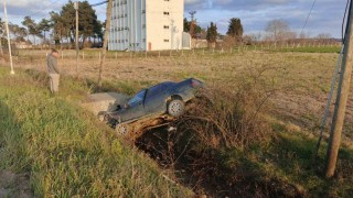 Otomobil su kanalına düştü, sürücü yaralandı