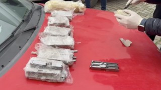 Otomobilin kapılarına zulalanmış cephanelik polis ekiplerince yakalandı