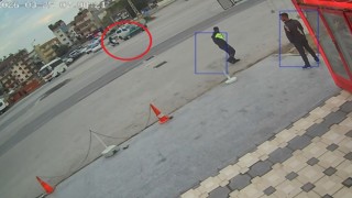 Otomobille çarpışan motosikletli havada takla attı