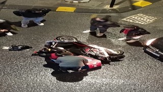 Otomobille çarpışan motosikletli kurye yaralandı