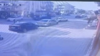 Otomobille çarpışan motosikletteki 2 kişi metrelerce savruldu: 3 yaralı
