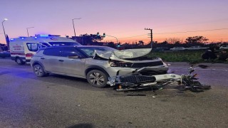 Otomobille çarpışan motosikletteki 2 kişi yaralandı