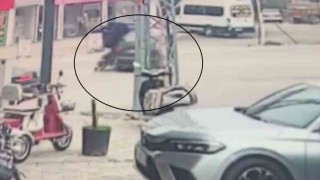 Otomobille çarpışan motosikletteki 2 kişinin yere savrulduğu anlar kamerada