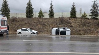 Otomobille hafif ticari aracın çarpıştığı kazada 6 kişi yaralandı