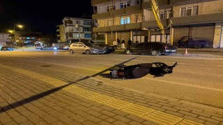 Otomobille motosiklet çarpıştı: 1 ağır yaralı