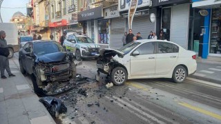 Otomobiller kafa kafaya çarpıştı, 1 yaralı