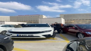 Otoparkta panik dolu anlar... Araçta kilitli kalan çocuk cam kırılarak kurtarıldı