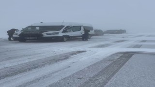 Palandöken geçidinde kar ve tipi nedeniyle onlarca araç mahsur kaldı