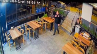 Park ettiği otomobil bir anda geri kaçtı, direğe çarparak durabildi