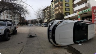 Park halindeki araca çarpan otomobil devrildi