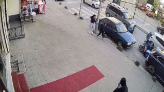 Park halindeki aracın kapısını açtı, motosikletli kurye çarptı