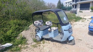 Park halindeki otomobil yola çıkarken elektrikli bisiklete çarptı