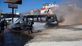 Park halindeki servis ve otomobil alev alev yandı, araç sahibi kriz geçirdi