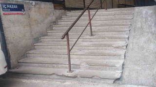 Pazar yerine yapılan engelli rampaları tepki çekti