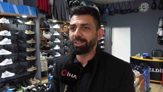 Pazarcı esnaf bedava bin çift ayakkabı dağıttı, halktan dua istedi