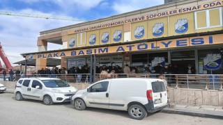 Plakasının yazı sitili standartlara aykırı olan sürücüler ceza yememek için plaka basım atölyesinde uzun kuyruklar oluşturdu