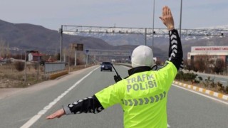 Polisin ‘dur ihtarını uymayan ehliyetsiz sürücüye 542 bin lira ceza