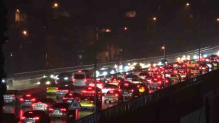 Ramazan Bayramının ikinci gününde gece saatlerinde köprü trafiği devam ediyor