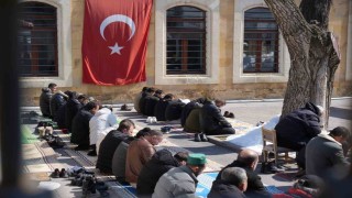 Ramazanın son Cuma namazında yoğunluk: Bayburtta camilere sığmayan cemaat avluda saf tuttu