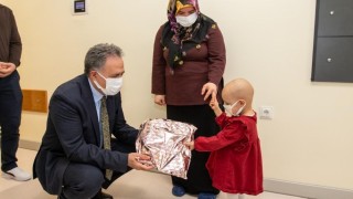 Rektör Akpolat, Onkoloji Hastanesindeki minik hastaları hediyelerle sevindirdi