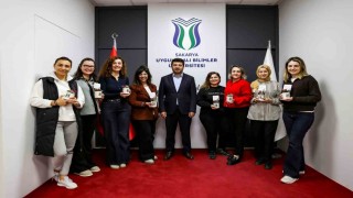 Rektör Sarıbıyıktan kadın personele anlamlı kutlama