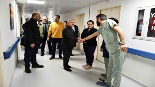 Rektör Sözbir sağlık çalışanları, hasta ve yakınları ile bayramlaştı