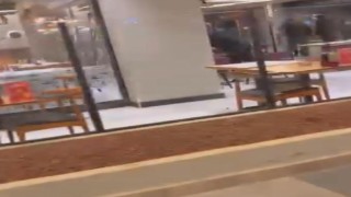 Restoran savaş alanına döndü,  camlar ve çerçeveler indi