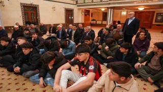Rizede öğrenciler cemaati az olan camilerde teravih namazında buluşuyor