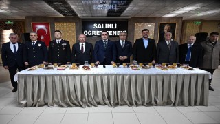 Salihlide protokol ve vatandaşlar bayramlaştı