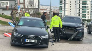Samsunda SUV ile otomobil çarpıştı
