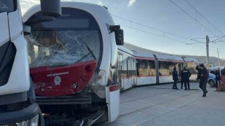 Samsunda tramvay ile kamyon çarpıştı: 3 yaralı