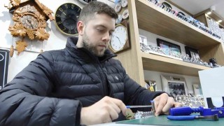 Samsunun en genç saat tamircisi, zamana ayar veriyor