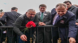 Sanatçı Volkan Konak ölümünün 1. yıldönümünde mezarı başında anıldı