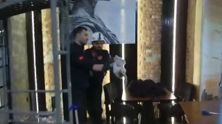 Şanlıurfada havalandırma boşluğunda mahsur kalan kedi kurtarıldı