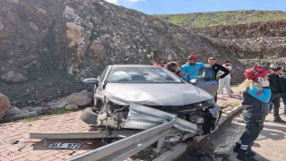 Şanlıurfada otomobil bariyerlere çarptı: 3 yaralı