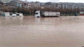 Şanlıurfada sağanak yağış sele dönüştü: Ev ve oteli su bastı
